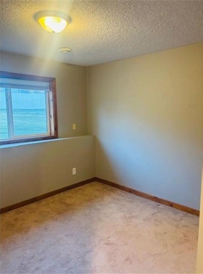 Building Photo - 4 Bedroom Townhome