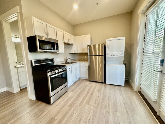 Building Photo - Second Floor, Studio Apartment in Old Town Bluffton!