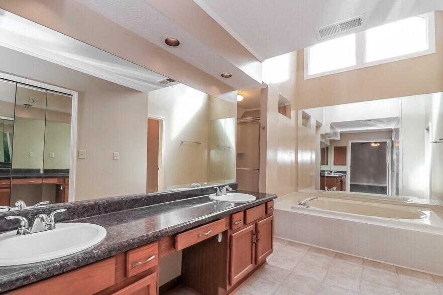 Building Photo - 2481 Meadowglen Trail