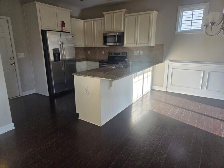 Kitchen - 10.4x12 - 107 Marsh Creek Dr