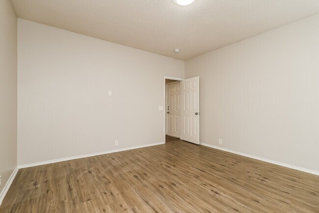 Building Photo - 3336 Raleigh Dr