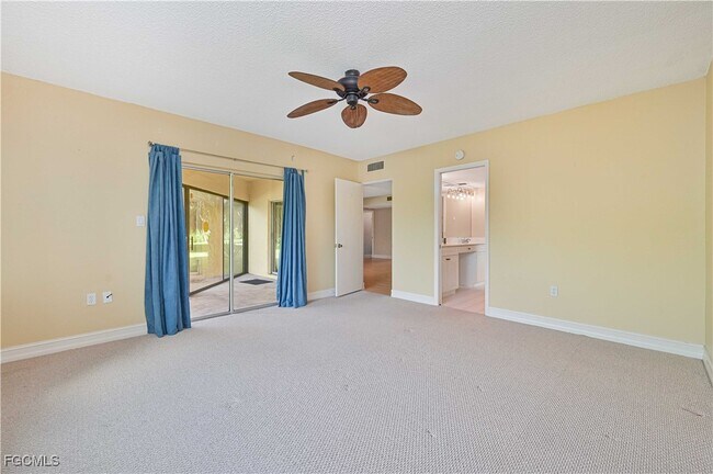 Building Photo - 975 Palm View Dr