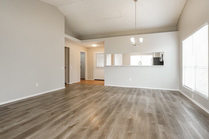 Building Photo - 4653 Feathercrest Dr
