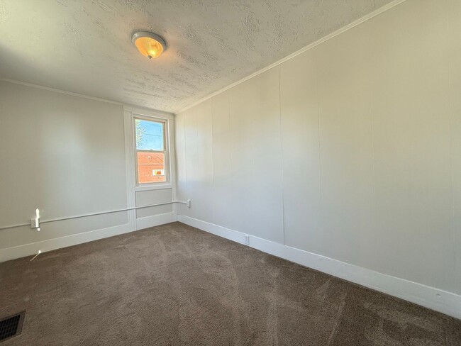 Building Photo - 208 Main St