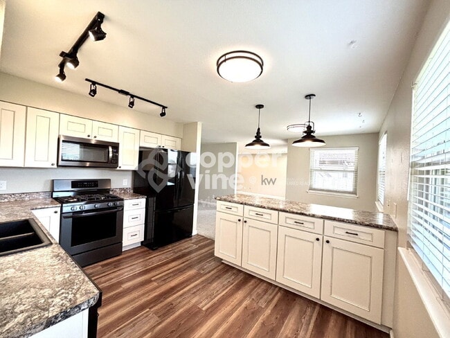 Building Photo - 495 Ash St