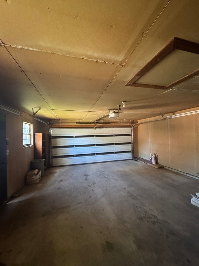 Building Photo - Adorable 4bedrooms 2bathrooms 2car garage ...