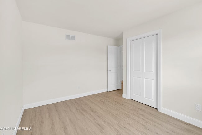 Building Photo - 205 S Shore Dr