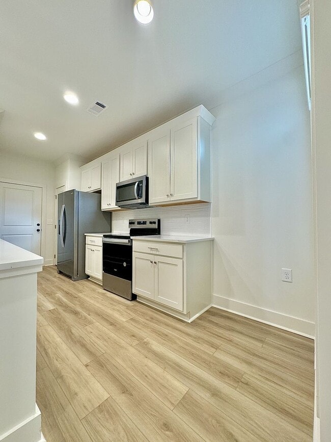 Building Photo - Runningvine Lane Townhome for July 2026!