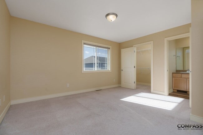 Building Photo - SPACIOUS TOWNHOME CONVENIENTLY LOCATED WITH IN-UNIT LAUNDRY