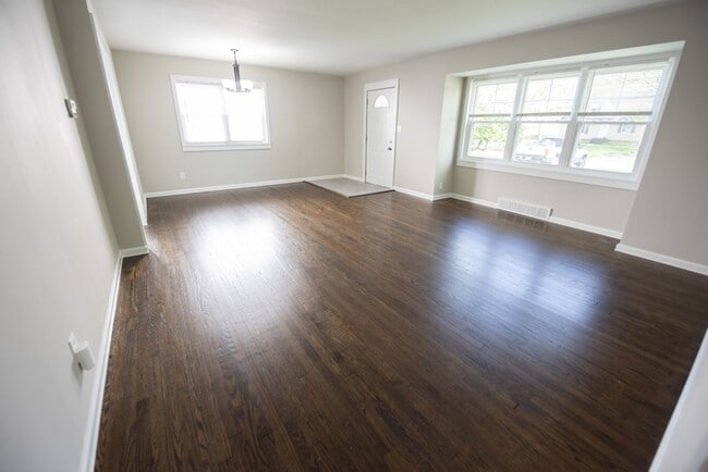 Building Photo - 10780 Woodview Blvd