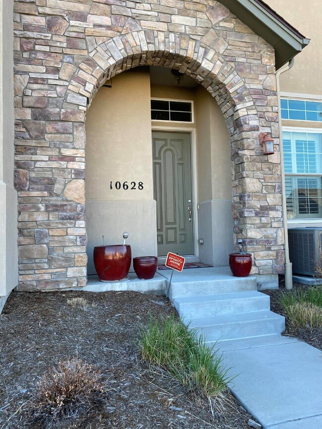 Building Photo - 3 bedroom beautiful townhouse - Silverton ...