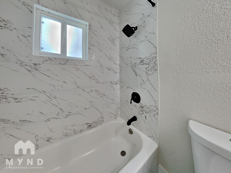 Building Photo - 115 Fredonia St