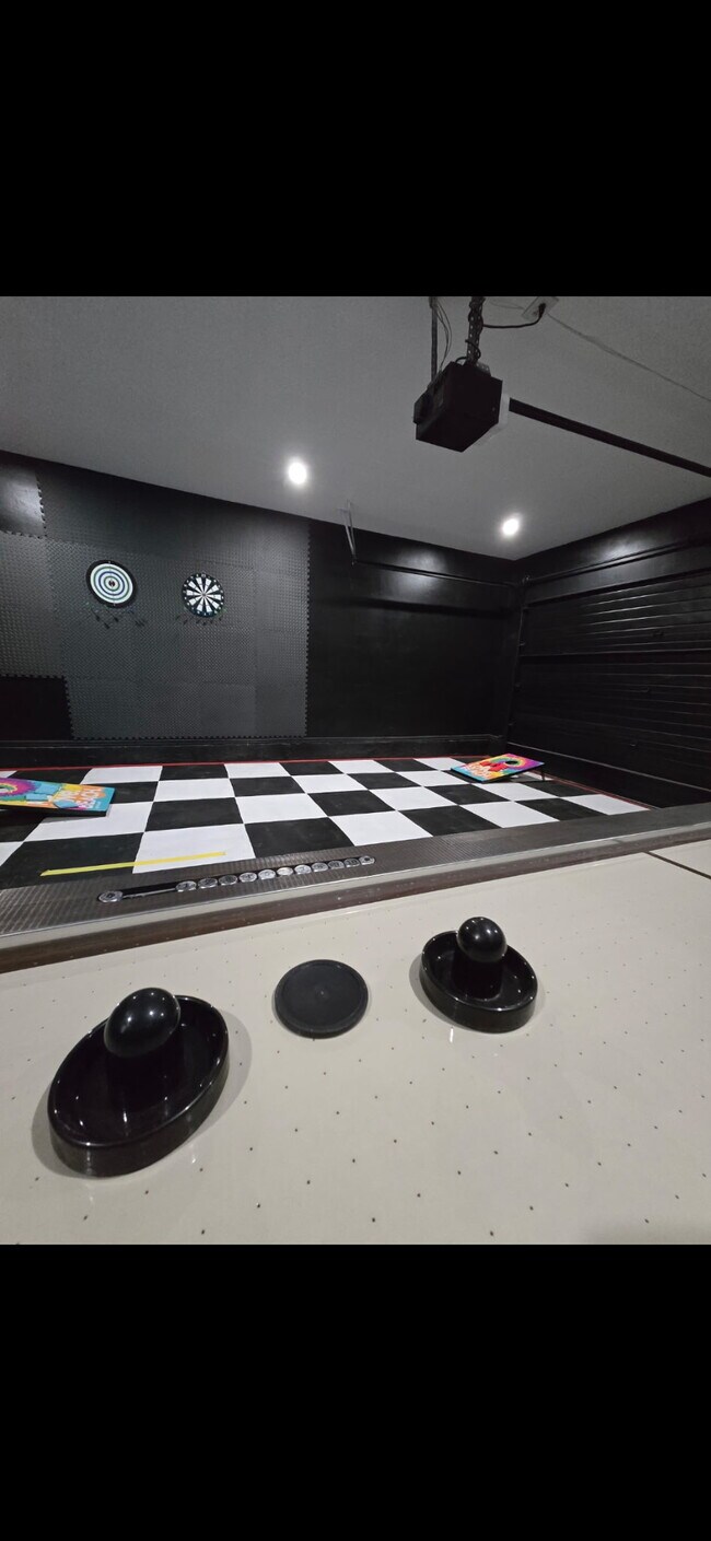 Building Photo - 1521 E Main St