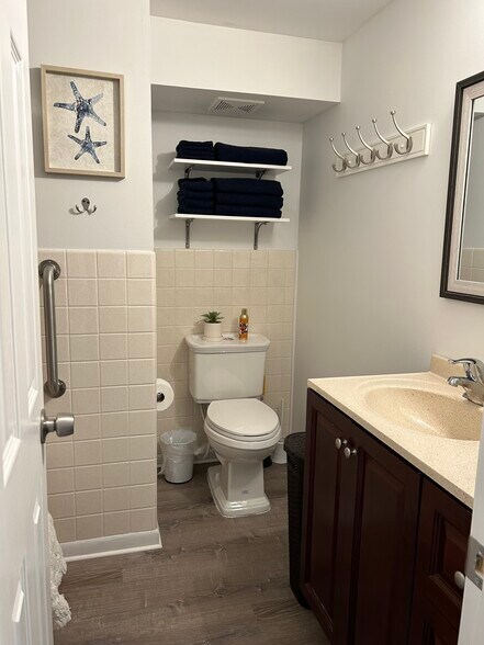 Building Photo - 64 Church St