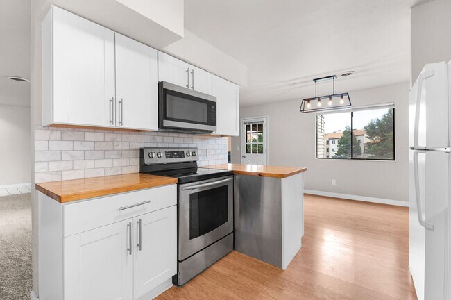 Building Photo - Spacious 3 Bedroom 2 Bathroom Unit