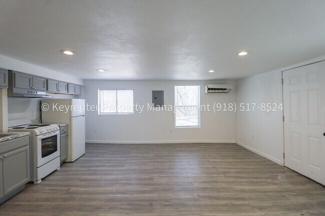 Building Photo - 732 N Victor Ave