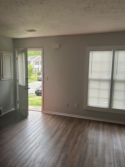 Building Photo - 3736 Jamestown Ct