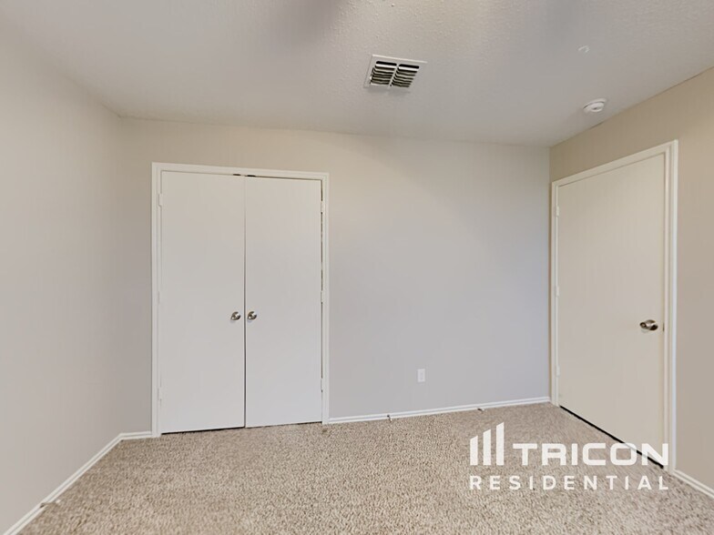 Building Photo - 2641 Bandera Pl