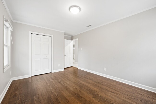 Building Photo - Renovated 2 bed/1 bath duplex minutes from downtown!