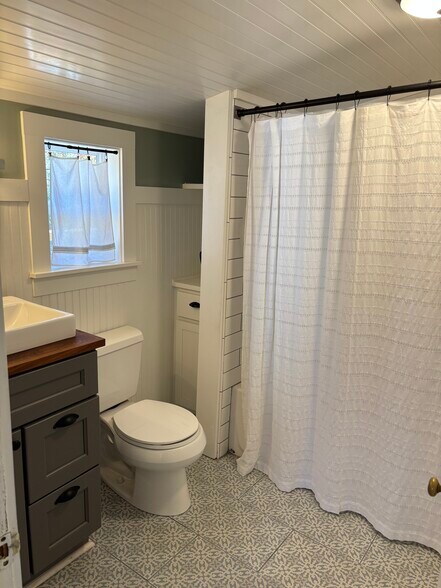 bathroom - 127 Shelburne Rd