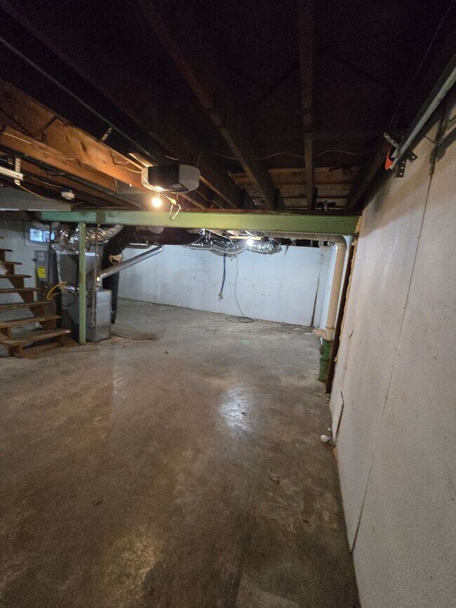 Building Photo - Renovated Duplex ready now