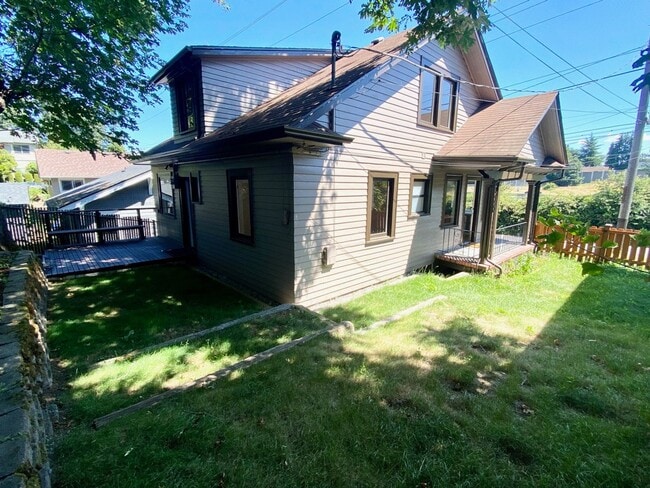 Building Photo - Beautiful Craftsman 5 bed 1 bath home with...