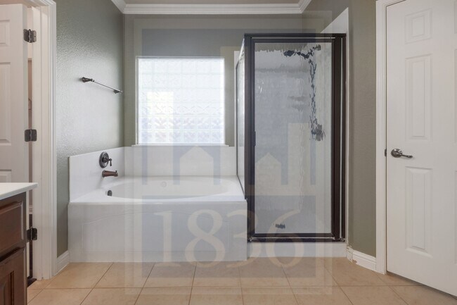Building Photo - 2702 Lovett Ln