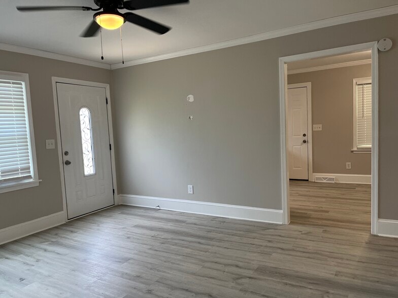 Building Photo - 2730 Eastway Dr