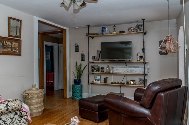Building Photo - Centrally located bungalow!