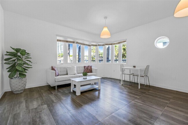 Building Photo - 557 Michigan Ave