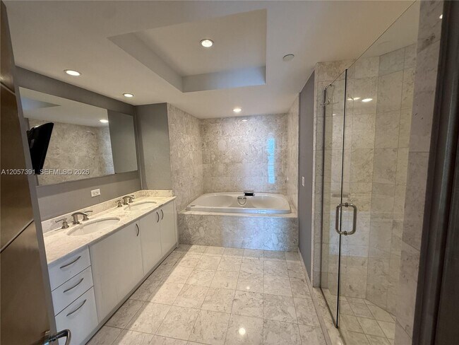 Building Photo - 1331 Brickell Bay Dr