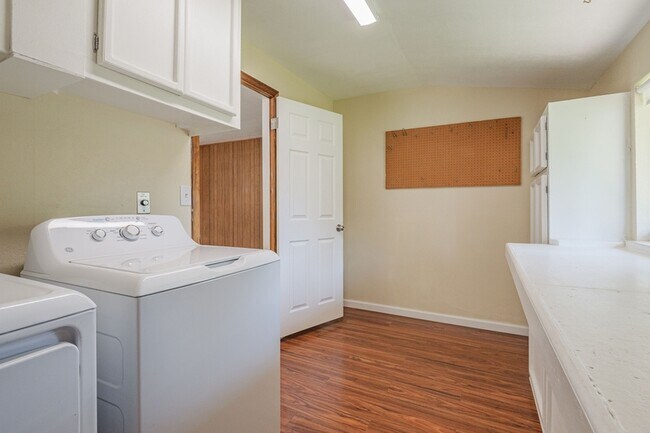 Building Photo - 718 Brassie Dr