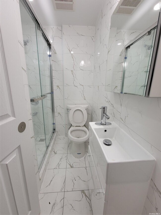 Building Photo - 59-24 Kissena Blvd