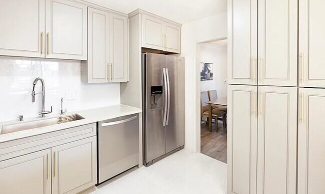 Building Photo - "Chic Pasadena Retreat: 1-Bedroom Gem with...