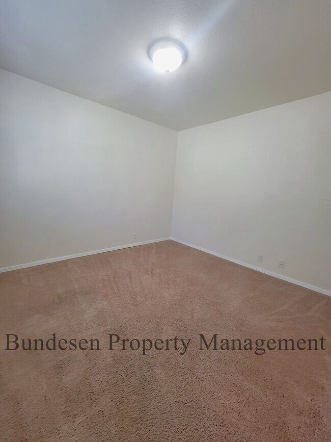 Building Photo - Spacious Westside 5BR Home in Petaluma - E...