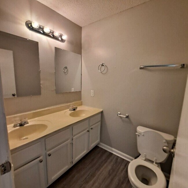 Building Photo - 2717 Carnes Ave