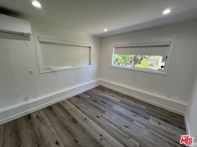 Building Photo - 5901 1/2 Encino Ave