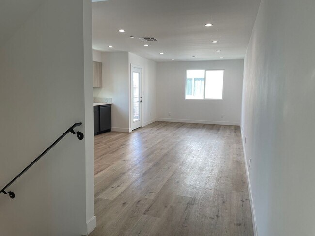 Building Photo - REST OF NOVEMBER FREE! Spacious 4 Bedroom ...