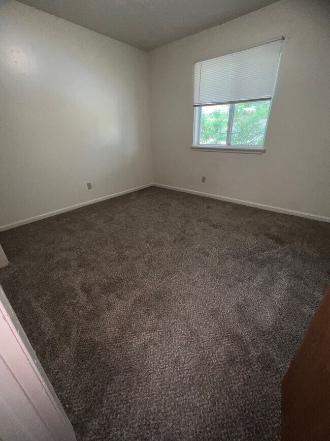Building Photo - 2 Bedroom 1 Bath Balcony Apartment Available