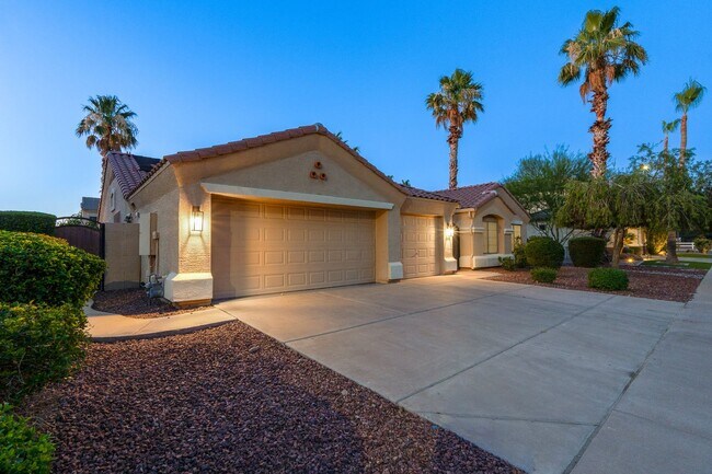 Building Photo - Gorgeous Everything you Need 4Bedroom plus Den Chandler Home!