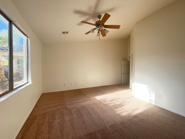 Building Photo - Carry Over Showing: This property has been...