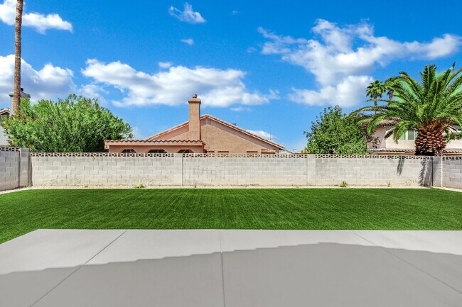 Building Photo - Step into this charming 3-bedroom, 3-bathroom home that has so much to offer!