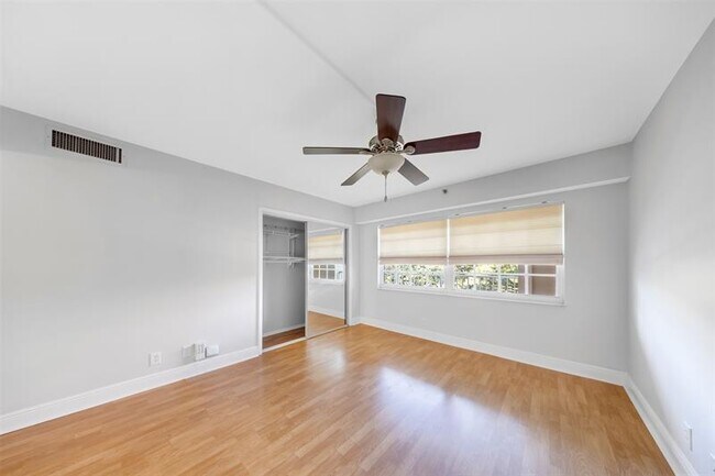 Building Photo - 3520 Oaks Way