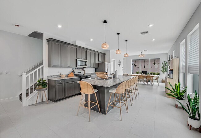 Building Photo - 930 SW Pr Ave