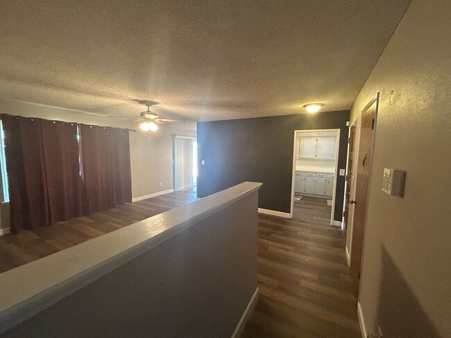 Building Photo - 3 bedroom 2 bath move in ready in Lemoore ...