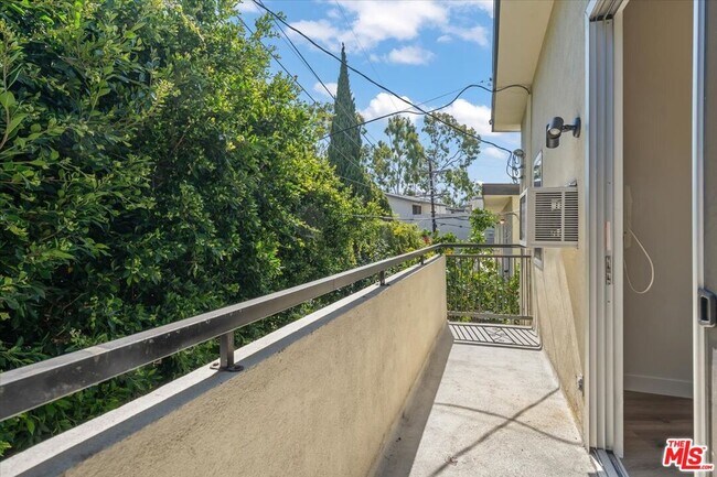 Building Photo - 10657 Holman Ave