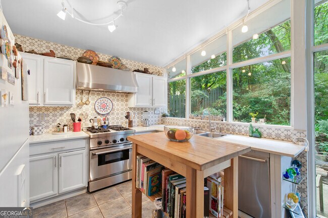 Building Photo - 1232 Bernadette Ln NE