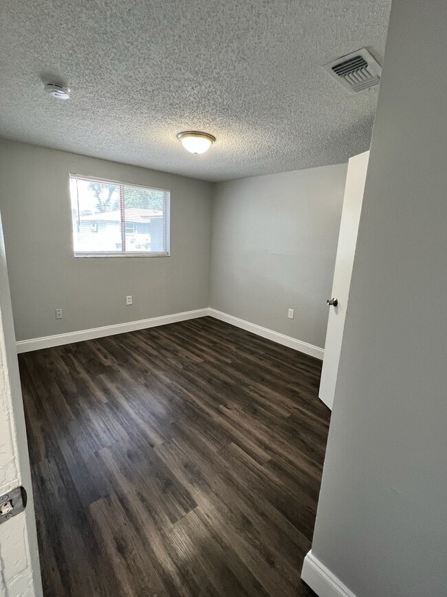 Building Photo - 907 35th Ave W