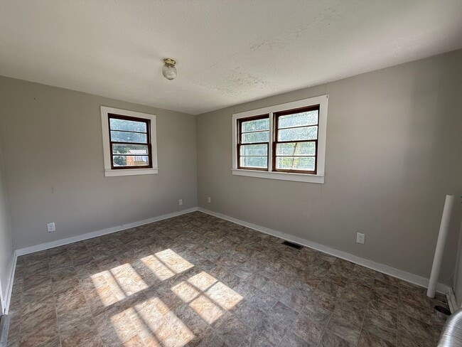 Building Photo - 3 Bedroom 1 Bathroom Home in Greene County...