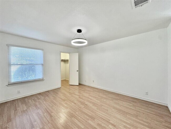 Building Photo - 1423 W Braker Ln